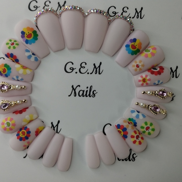 Press on nails (medium coffin) - Picture 2 of 3